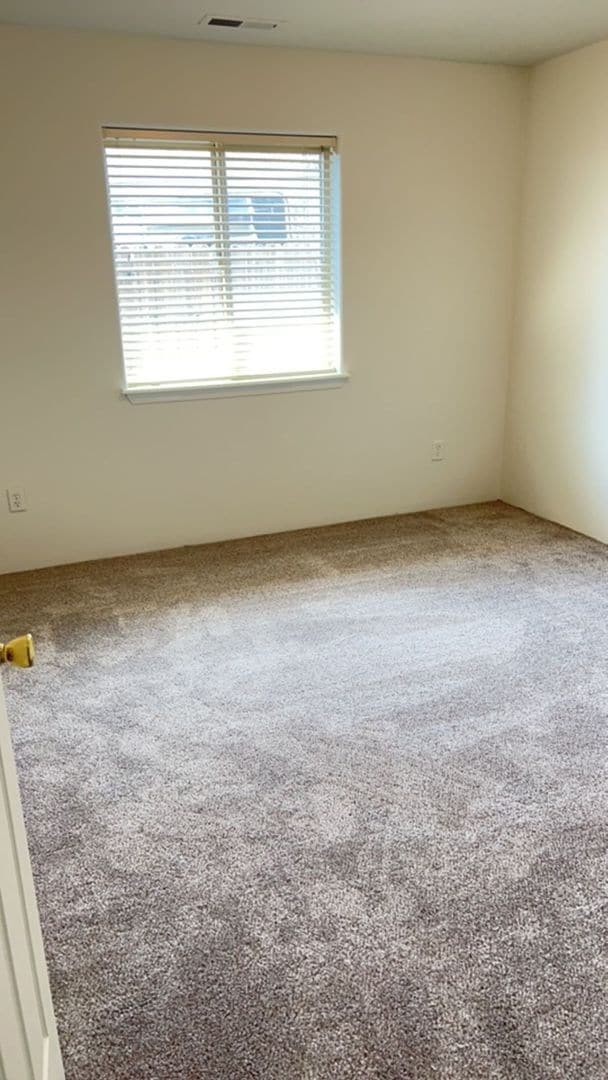 Building Photo - 3 Bedroom 2 Bath Duplex