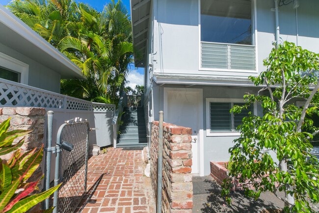 Building Photo - 4715b Kahala Ave