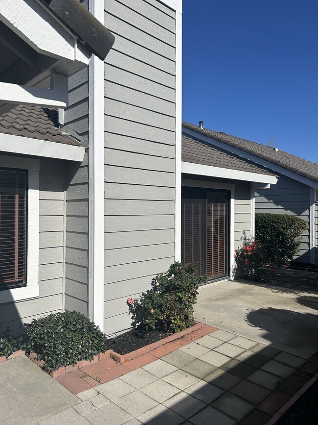 Building Photo - 2252 Southport Ln