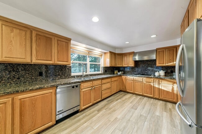 Building Photo - 926 Tanglewood Dr