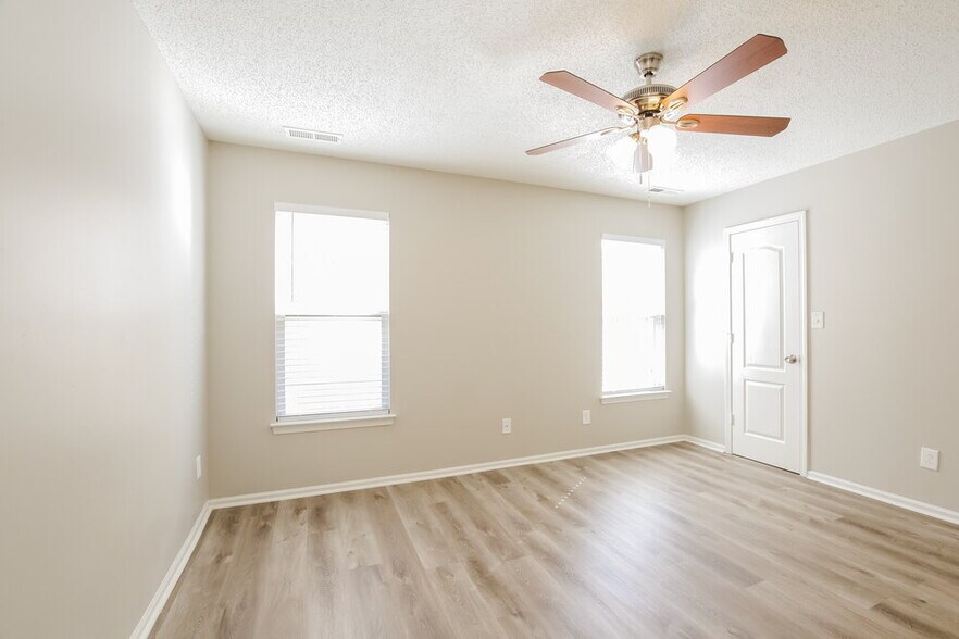Building Photo - 258 Amir Cir