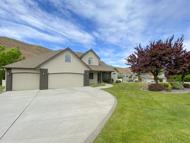 Building Photo - 2211 Morency Dr