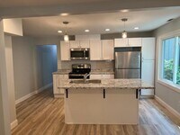 Building Photo - 910 N Oliver Ave