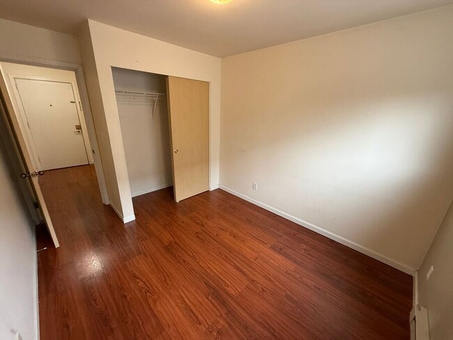 Building Photo - Spacious 2 bedroom with hardwood floors. W...