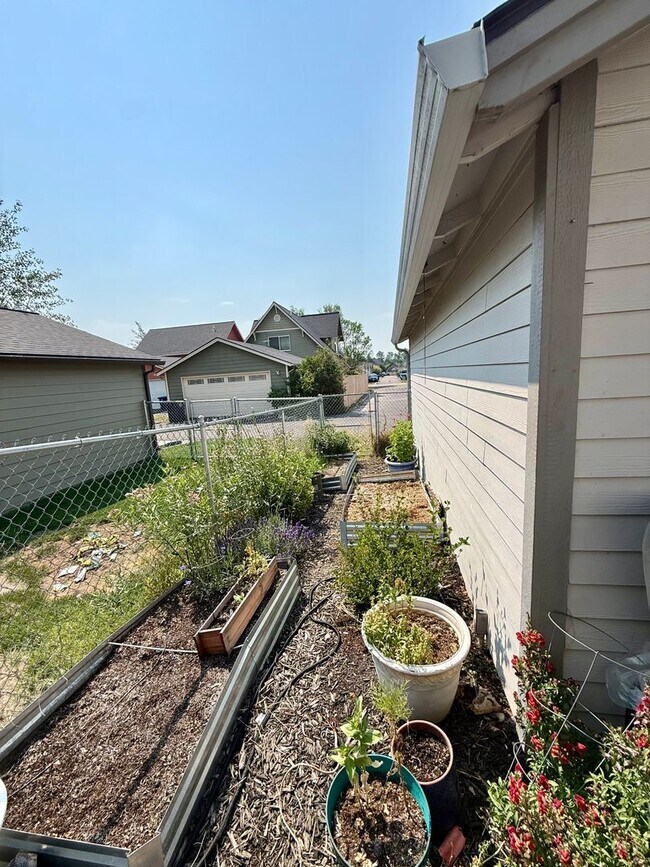 Building Photo - Pet-Friendly 2BR/2BA in Peaceful Canyon Creek Neighborhood