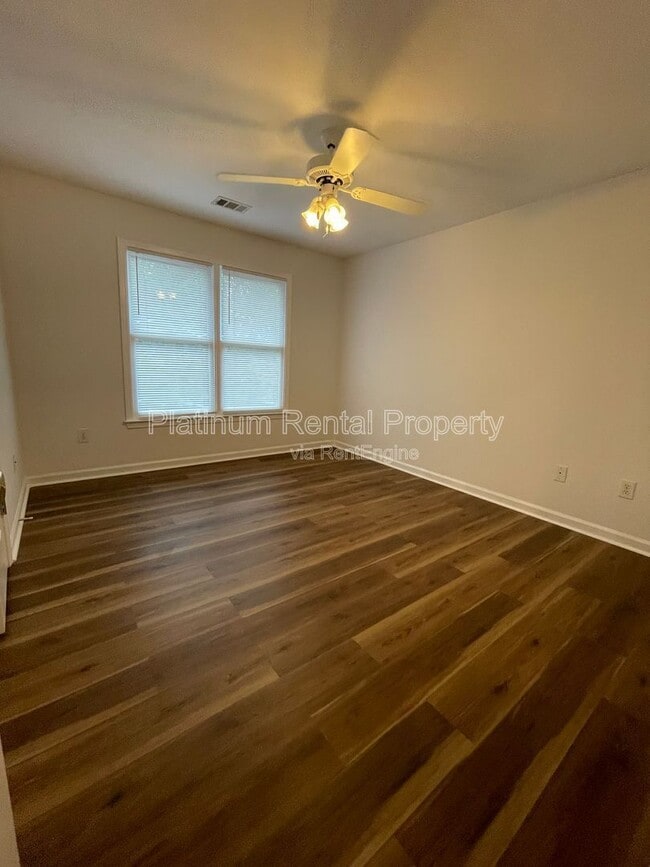Building Photo - 870 Ingleside Dr