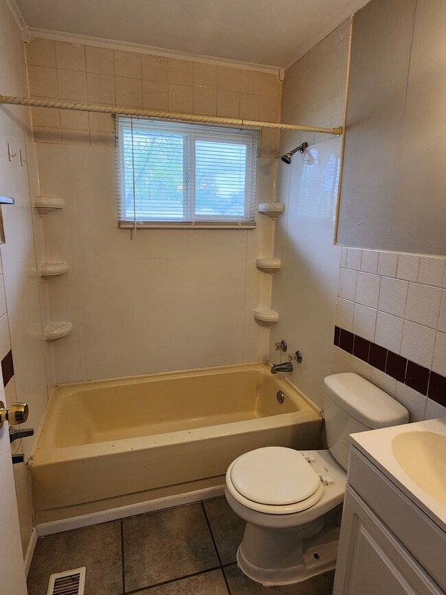 Building Photo - 3 Bedroom Home