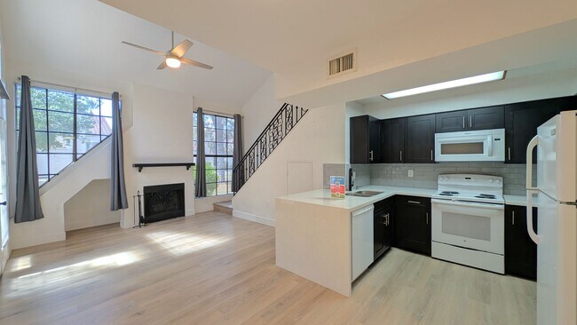 Building Photo - 3 Bedroom Townhome in the Dartmouth Trace Community Near N Dobson Rd and W University Dr!