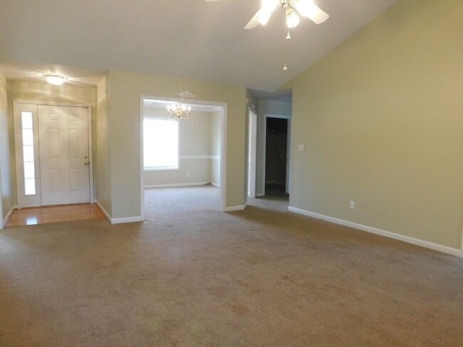 Building Photo - Great home in a desirable neighborhood!