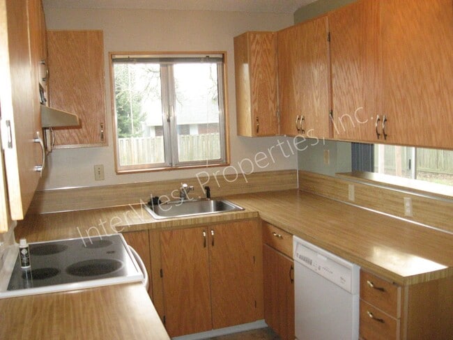 Building Photo - 3 Bed 2 Bath Beaverton Home with big backyard, storage shed, A/C and fireplace!!