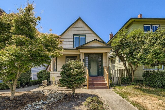 Building Photo - Breathtaking Renovation! Oversized 2 Bed 1...