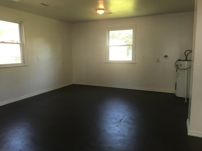 Building Photo - 3 Bedroom Pet Friendly Home For Rent!