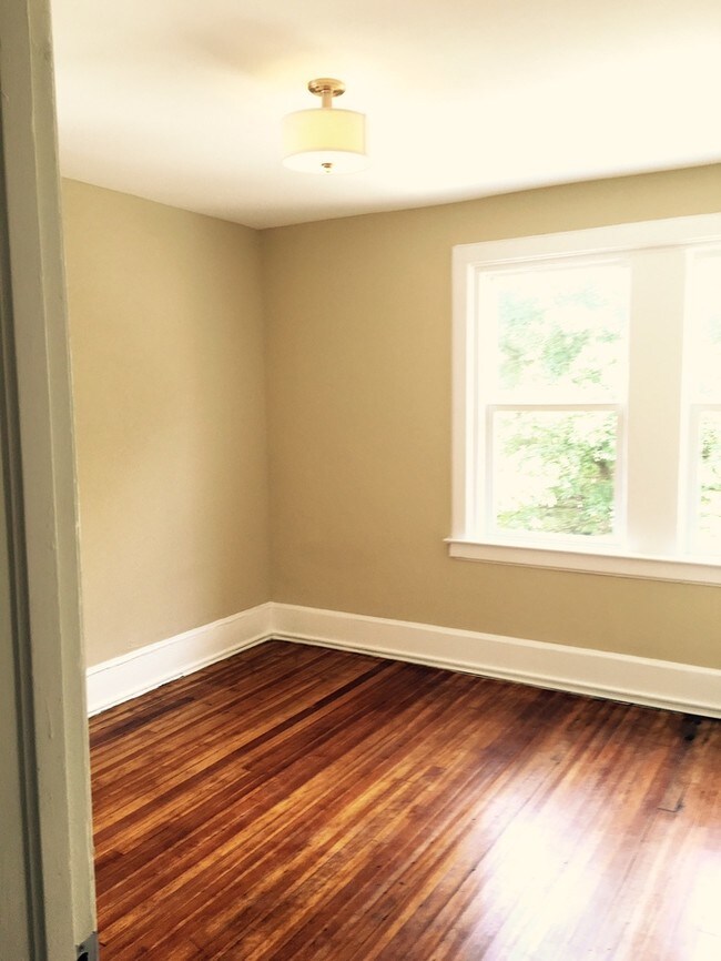 Building Photo - BEAUTIFUL 2 BED/1 BATH APARTMENT IN GHENT!