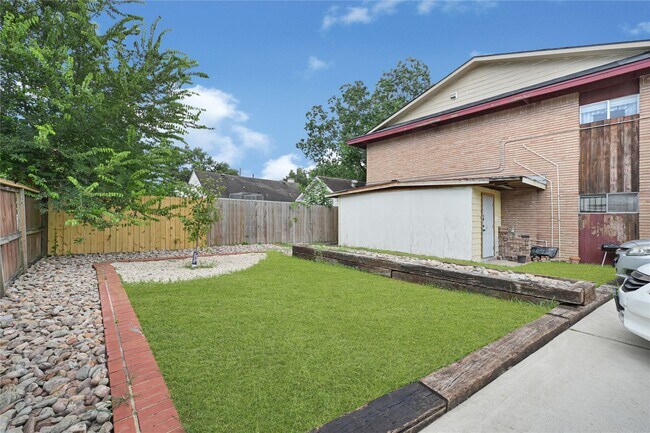 Building Photo - 5718 Eskridge St