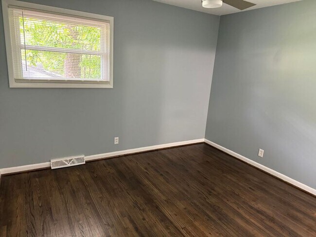 Building Photo - COMING BACK ON THE MARKET SOON!!! TRENDY &...