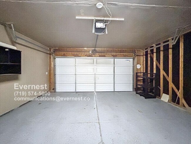 Building Photo - Spacious 4-Bedroom Home with Modern Comfor...