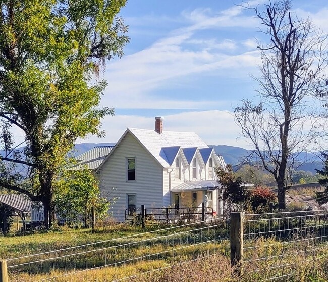 Primary Photo - 4 Bedroom, 2 Bath farm house out in the Co...