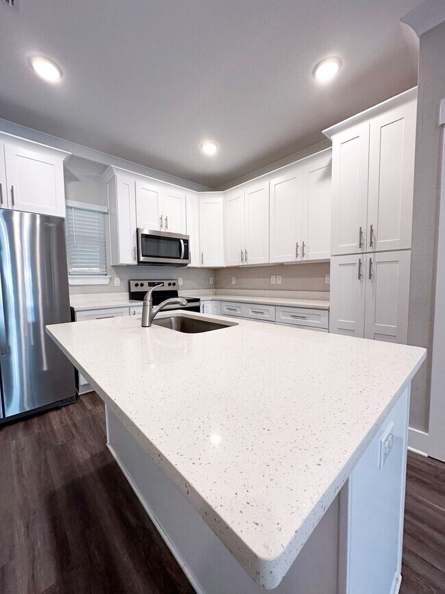 Building Photo - Centrally located townhome in The Verandas