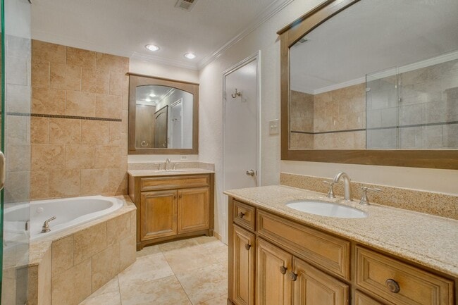 Building Photo - 9805 Briar Ridge Dr