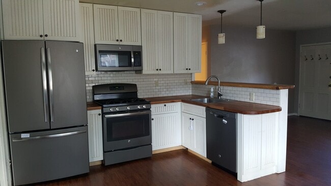 Building Photo - Cozy and clean home in the county near the...