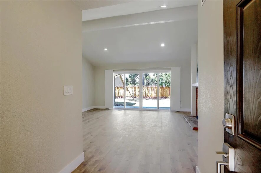 Building Photo - 4075 Beebe Cir