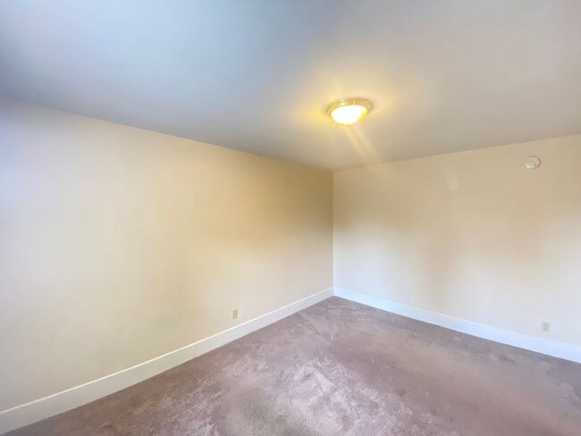 Building Photo - 16 Linwood St
