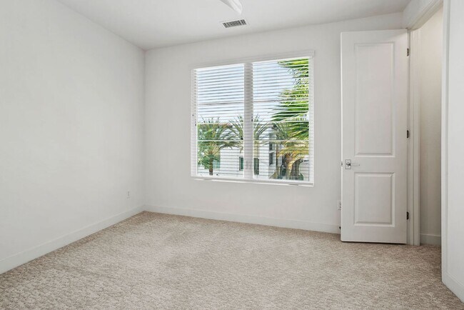 Building Photo - Luxurious Furnished Poolside Penthouse With Ocean Views!