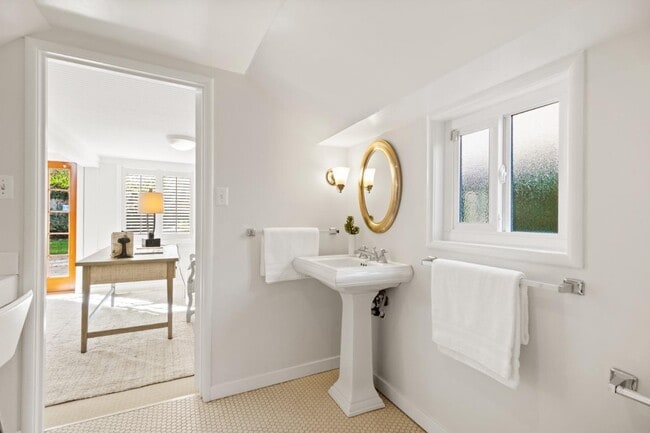 Building Photo - 105 Pepper Ave