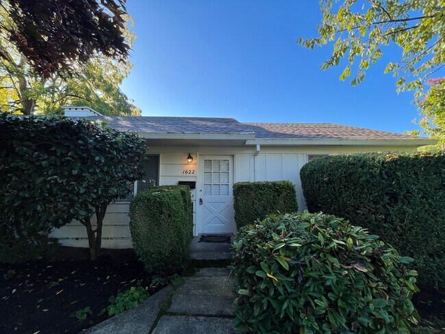 Building Photo - Lovely 2 Bed + 1 Bath Unit in Forest Grove...