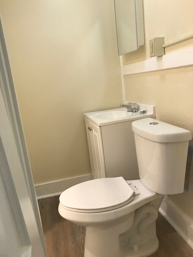 Building Photo - 1431 Bank St