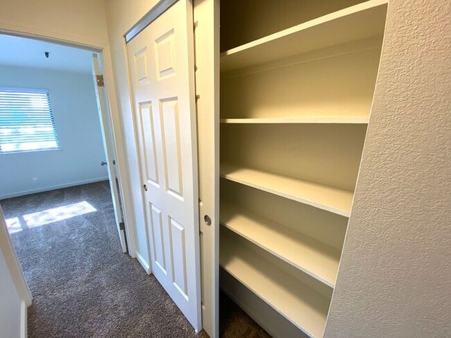 Building Photo - 2 Bedroom Townhouse - Garage/Washer-Dryer ...