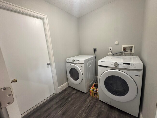 Building Photo - 1196 SE Puritan Ln