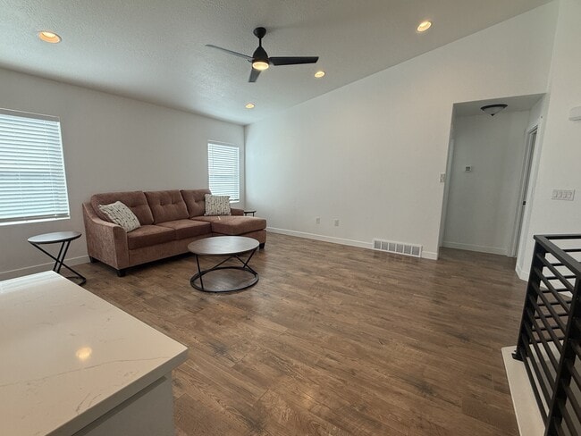 Building Photo - 881 W Sagewood Dr