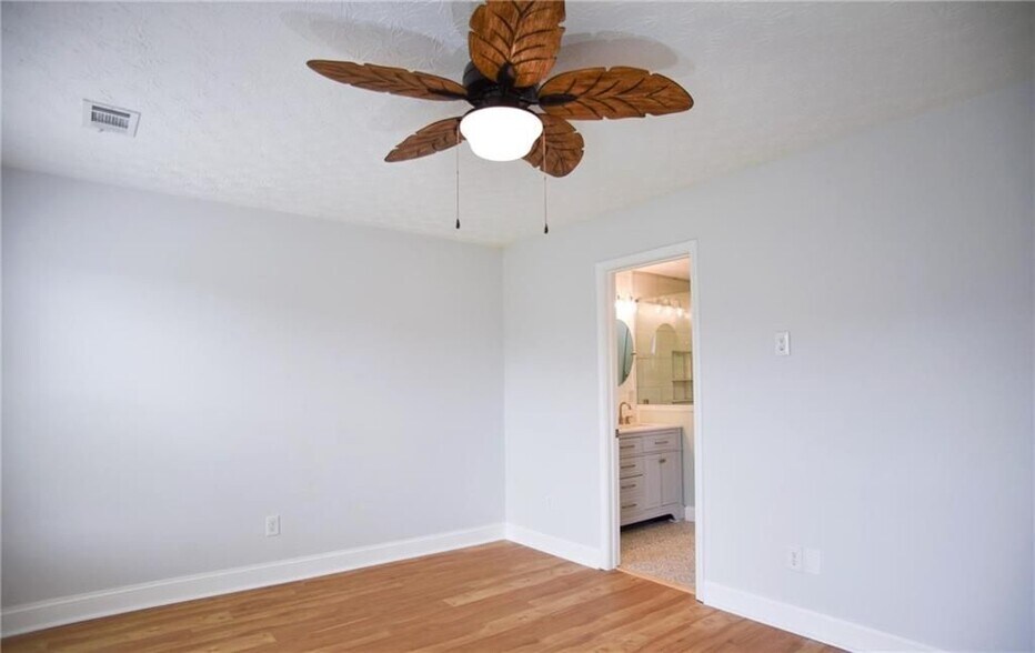 Building Photo - 6616 Splashwater Dr