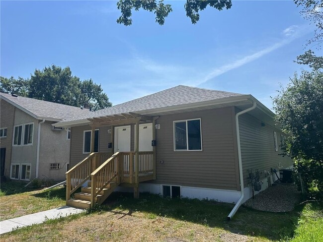 Primary Photo - 466 Thomas Ave W