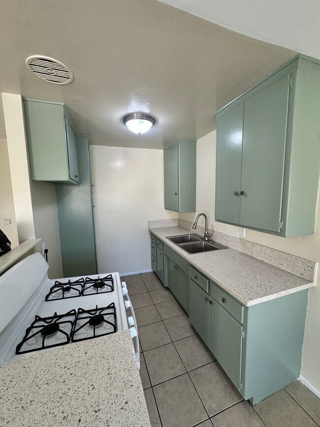 Building Photo - 1 BDRM, 1 Bath with Parking Space