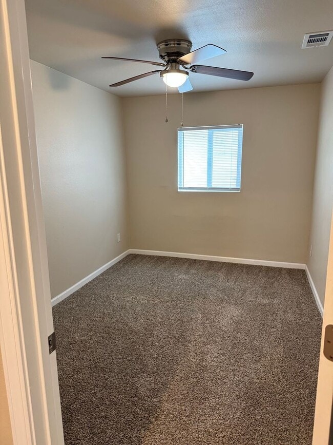 Building Photo - 3 Bedroom 2 Bath in Reedley California