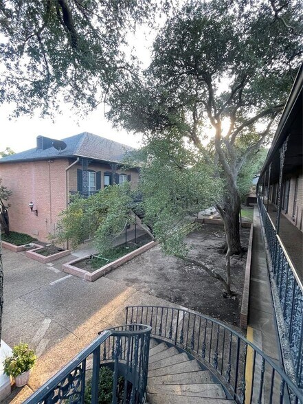 Building Photo - 6015 E University Blvd