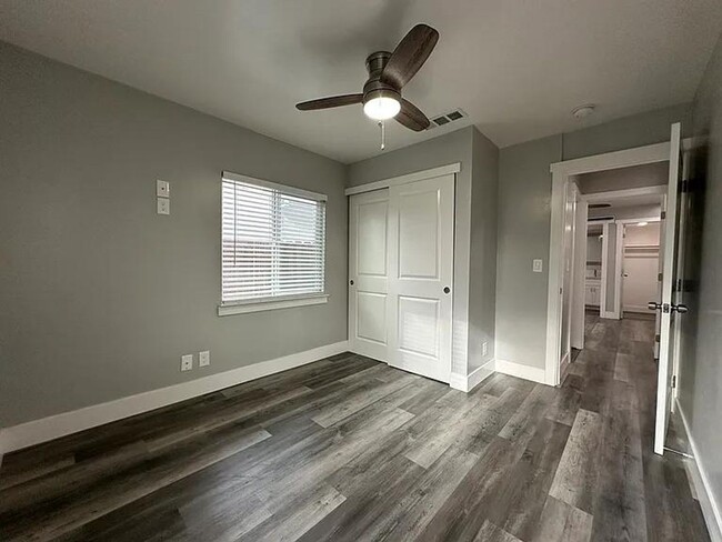 Building Photo - beautifully updated 3-bedroom, 2-bathroom ...