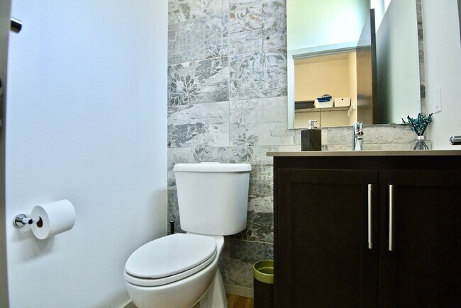 Building Photo - Modern, Stand Alone Home in the heart of Ballard!