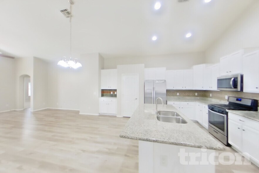 Building Photo - 8529 W Hughes Dr