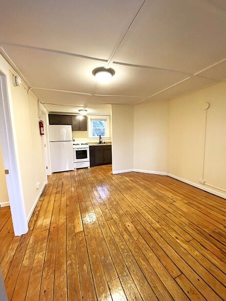 Building Photo - 47 1/2 Willow St