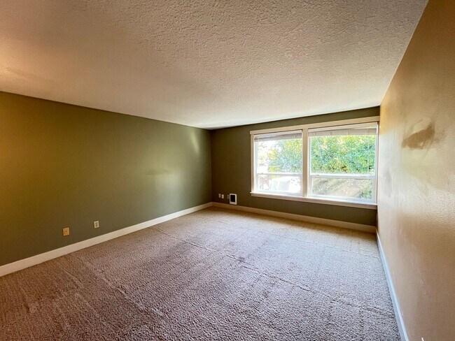 Building Photo - Lovely Private 2Bed + 1Bath Westmoreland Condo!! Secured Entry Building & Parking!