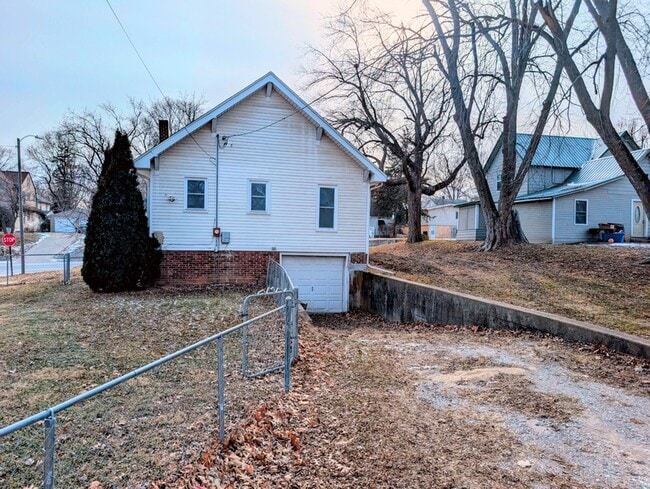 Building Photo - 1015 A Ave E