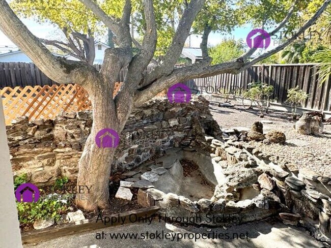 Building Photo - 1875 Queens Rd