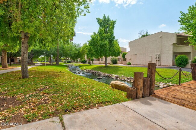 Building Photo - 11040 N 28th Dr