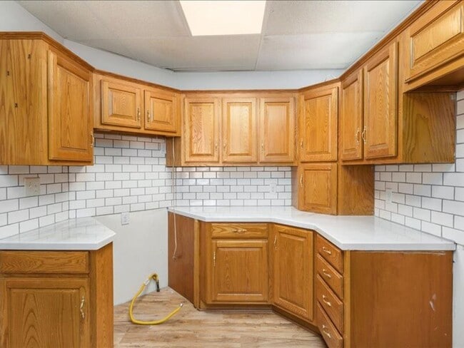 Building Photo - 520 1/2 W Bucyrus St- TOP FLOOR