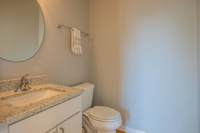 Building Photo - Gorgeous 4 BR/3.5 BA EOG Townhome in Silve...