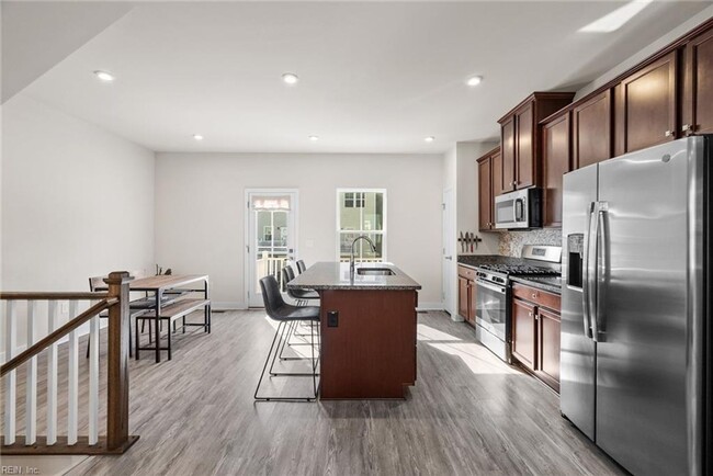 Building Photo - Newer Construction 3 Story Condo!