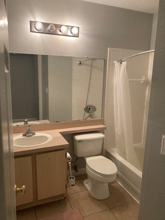 Building Photo - Beautiful 2BD / 2BA Condo – Close to Unive...